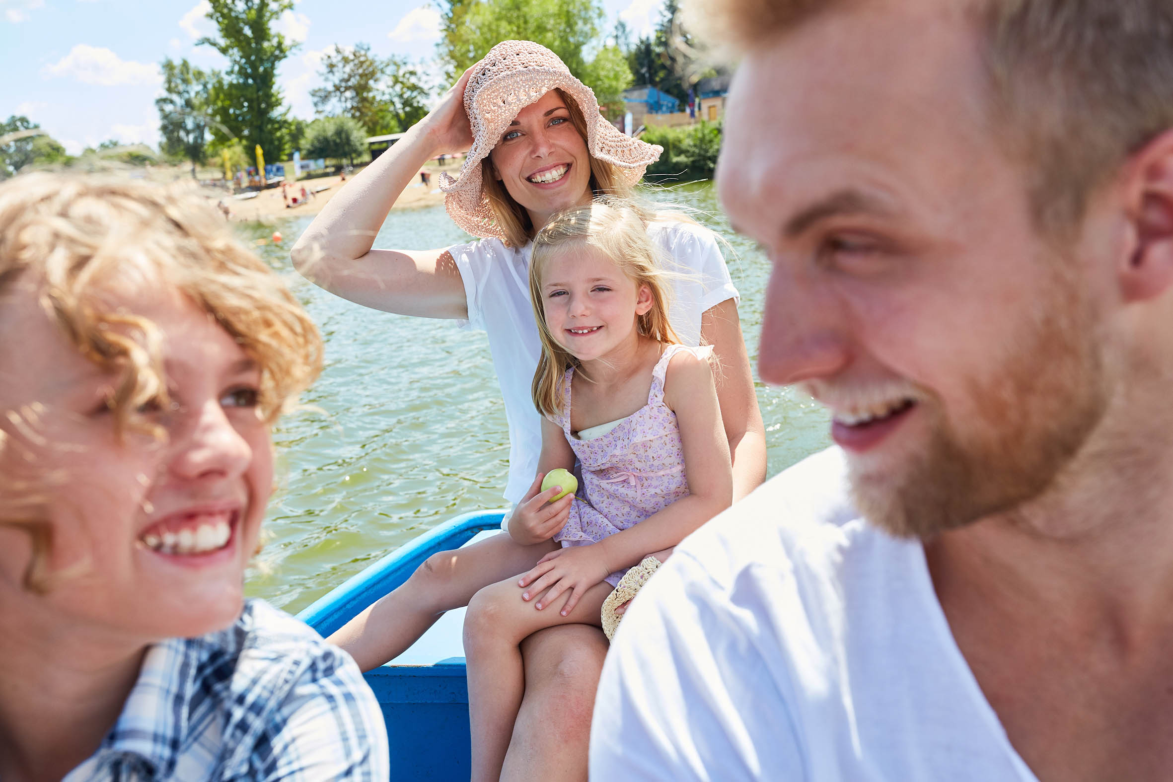 Familie mit Ruderboot auf See im Sommer auf dem Arendsee