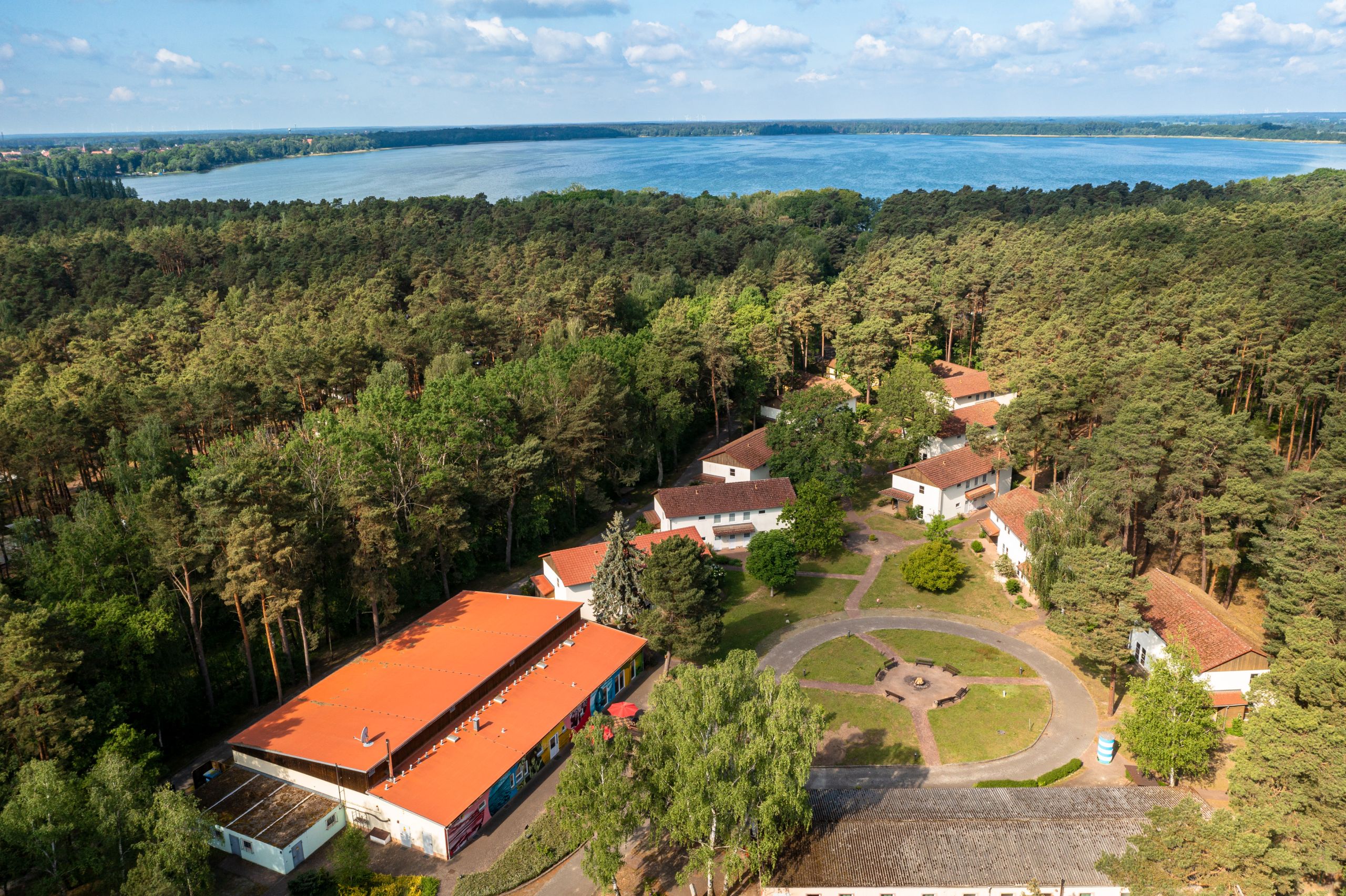 Drohnenansicht IDA mit allen Gebäuden, im Hintergrund der Arendsee