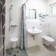 Barrierefreies Bad mit Dusche, Waschbecken und WC