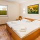 Schlafzimmer mit Doppelbett, Nachttischen, Schrank