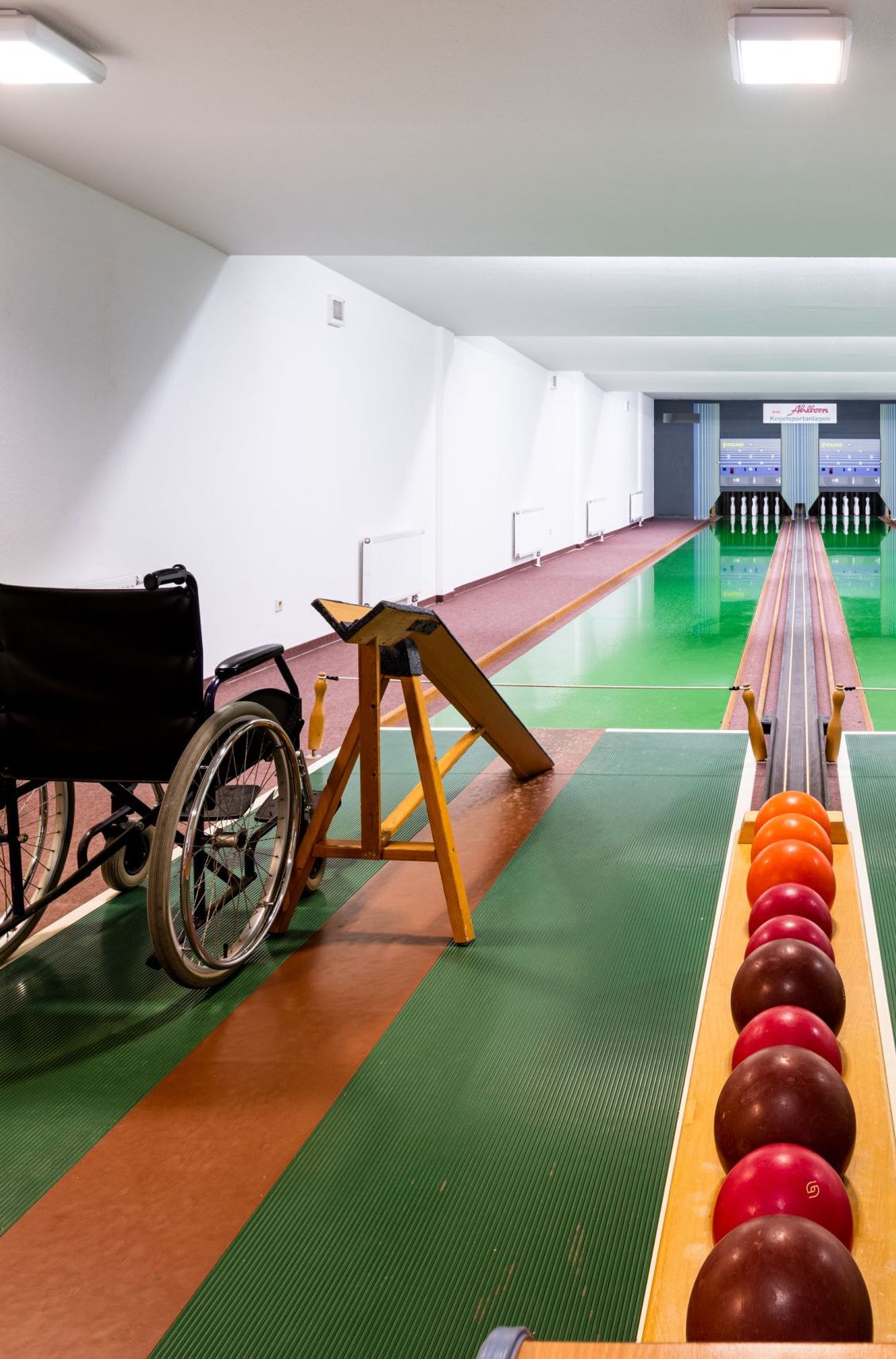 Kegelbahn mit Rollstuhl und barrierefreier Kegelvorrichtung