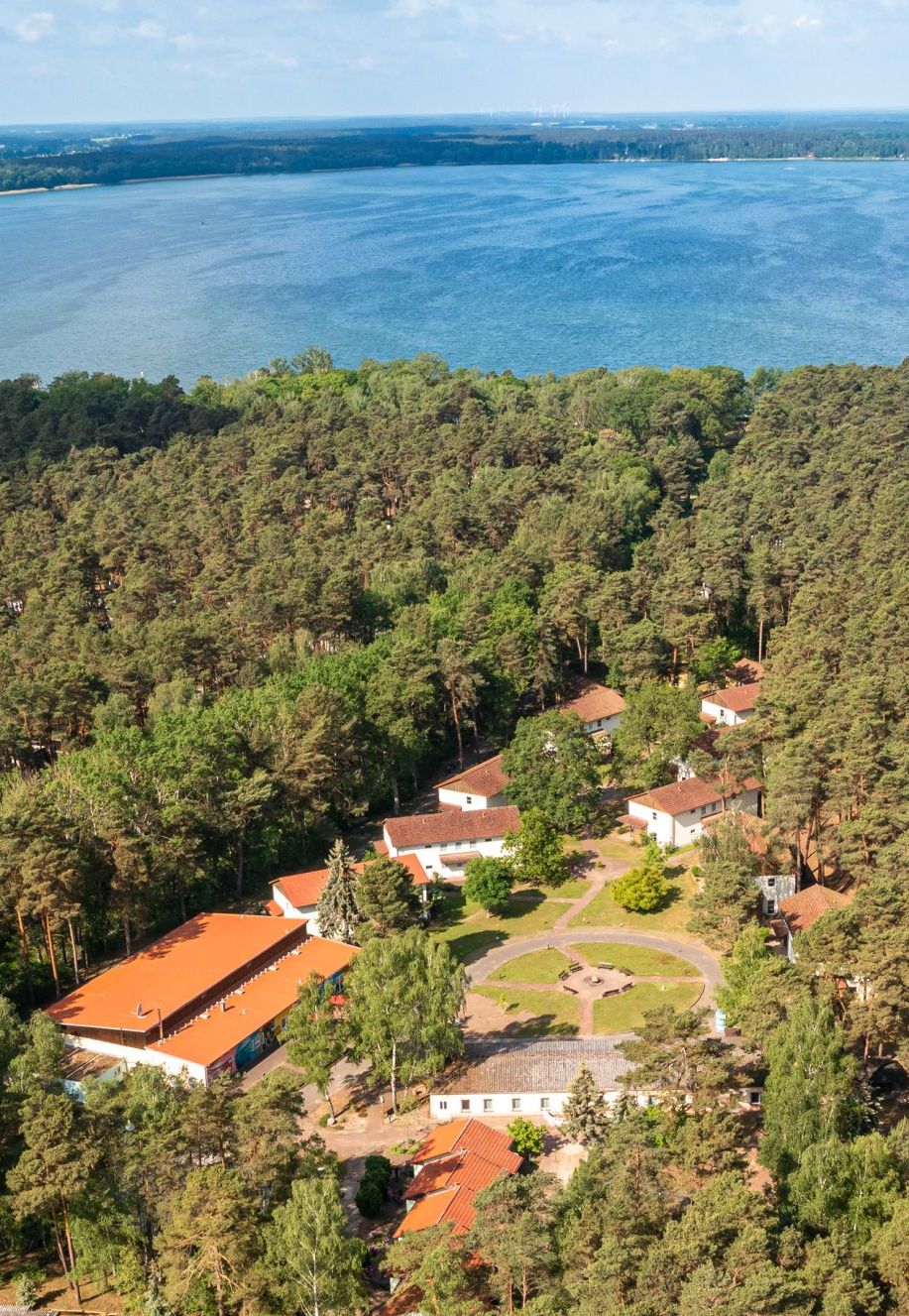 Luftbild des IDA Arendsee mit Blick auf den See und das ganze Dorf